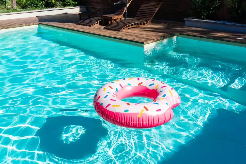 Clorador salino Zodiac eXO iQ instalado en sistema de filtración de piscina.