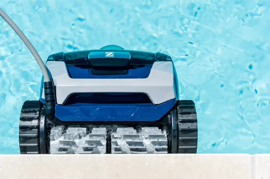 Demostración de como funciona un robot limpia piscinas