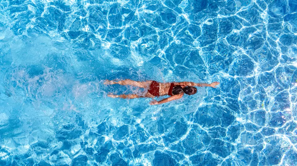 Diagrama del proceso de electrólisis en un clorador salino de piscina.